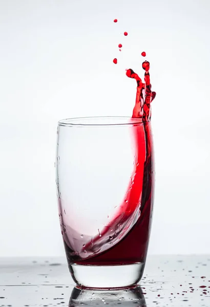 Spritzer Getränk Aus Einem Glas Mit Spiegelung — Stockfoto