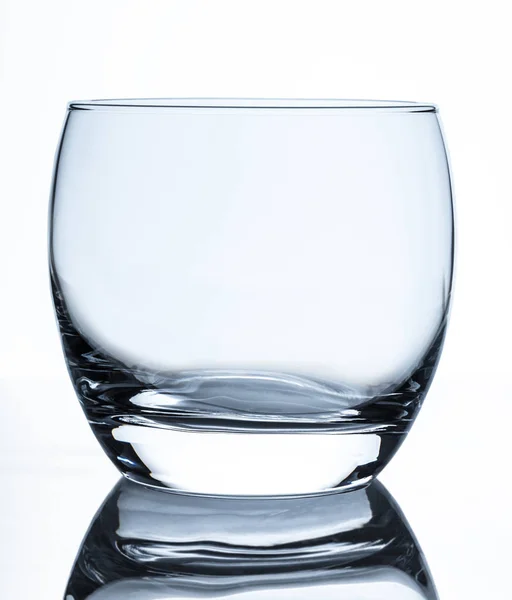 白い背景に反射のある空のガラス — ストック写真