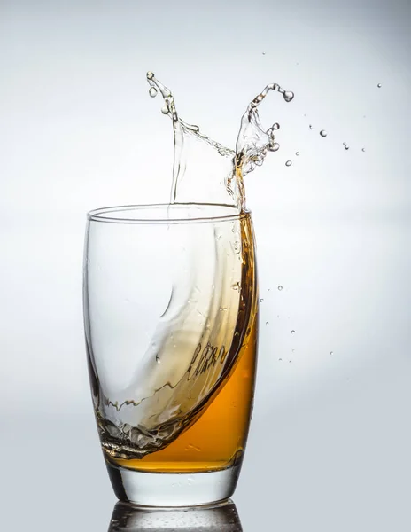 Spruzzi Bevanda Bicchiere Con Riflessione — Foto Stock