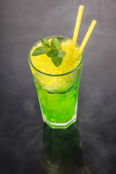 Cocktail Mojito Från Svart Bakgrund — Stockfoto