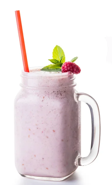 Beyaz arka plan üzerinde bir saman ile kavanozda Milkshake meyve