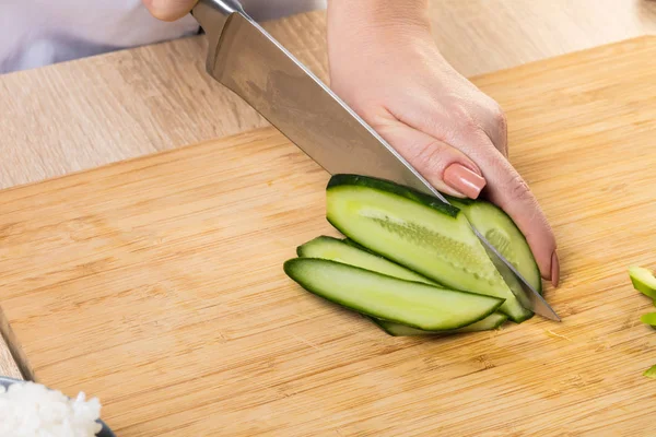 Chef Corta Pepino Con Cuchillo Cerca Las Manos — Foto de Stock