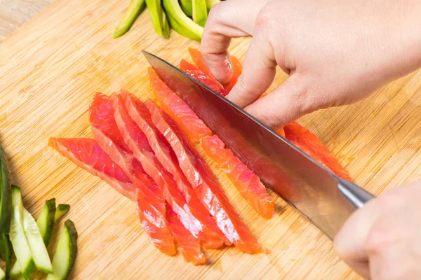 Chef Corta Peixe Vermelho Com Uma Faca Mãos Perto — Fotografia de Stock