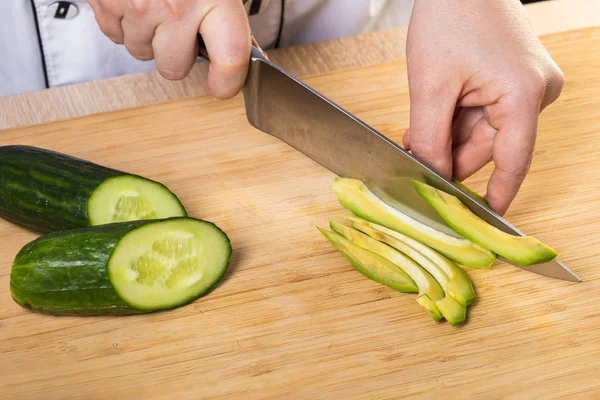 Chef Corta Aguacate Con Cuchillo Manos Cerca — Foto de Stock