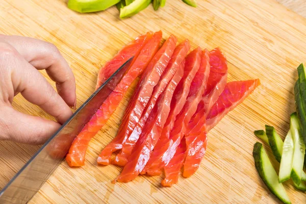 Chef Corta Pescado Rojo Con Cuchillo Las Manos Cerca — Foto de Stock