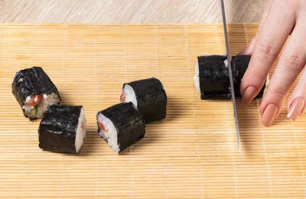 Японської Кухні Шеф Кухар Розрізає Рулонах Руки Крупним Планом — стокове фото