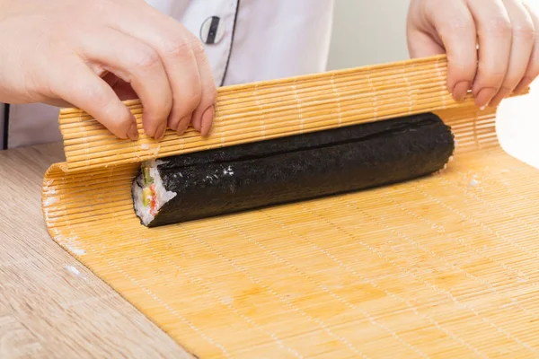 Japoński Szef Kuchni Szef Kuchni Przygotowuje Rolki Ręce Zbliżenie — Zdjęcie stockowe