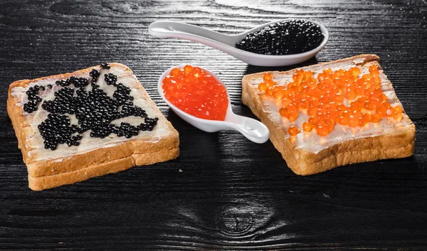 Toast Met Boter Kaviaar Zwarte Houten Achtergrond — Stockfoto