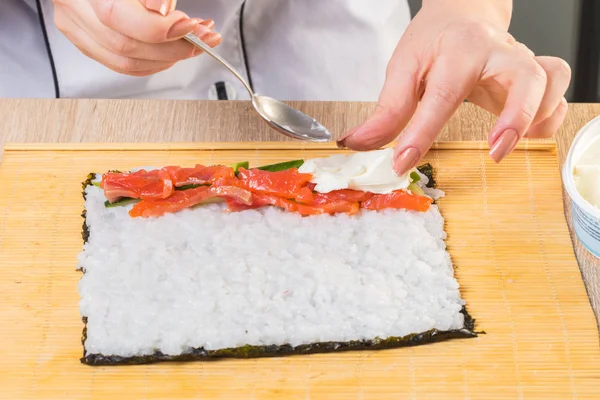 Japansk Kocken Förbereder Rullar Händer Närbild — Stockfoto