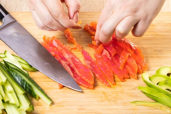 Cocinero Corta Pez Rojo Las Manos Cerca — Foto de Stock