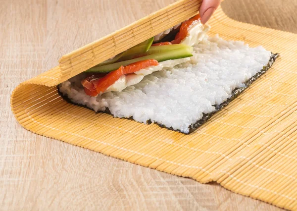 Japon şef. Şef rulo hazırlar, eller yakın çekim