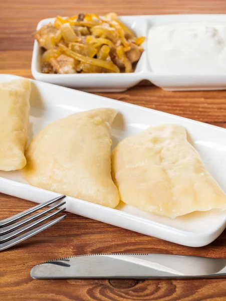 ahşap bir arka plan üzerinde pişmiş köfte