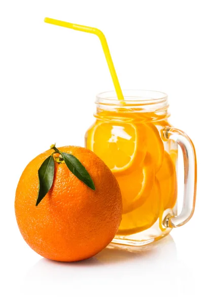 Апельсиновий Напій Банці Білому Ізольованому Фоні — стокове фото