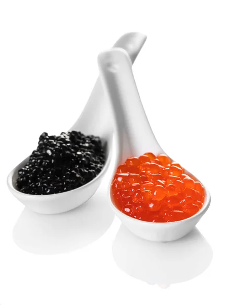 Caviar Rouge Noir Dans Cuillère Sur Fond Blanc Isolé — Photo