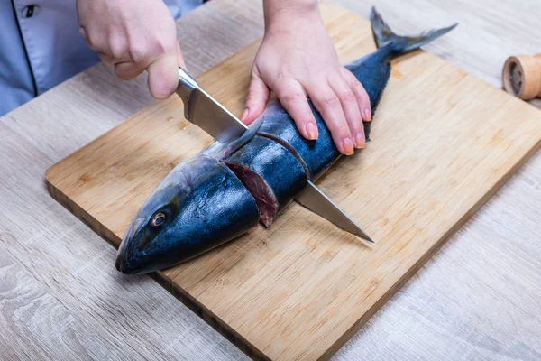 Cocinar Cortes Atún Crudo Pescado Manos Cerca — Foto de Stock