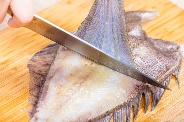 Cook Čistí Ryby Platýs Dřevěné Prkénko — Stock fotografie