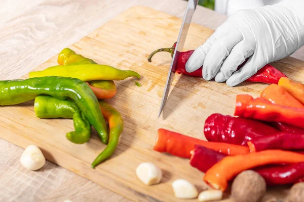 Cocinar Cortando Chiles Picantes Una Tabla Madera — Foto de Stock