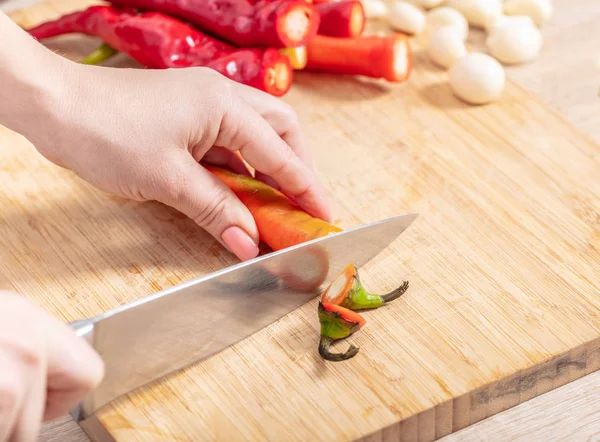 Cocinar Cortando Chiles Picantes Una Tabla Madera — Foto de Stock