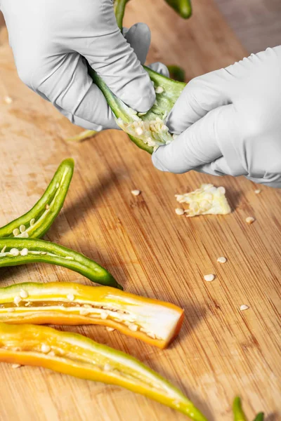 Cozinheiro Limpa Pimenta Verde Quente Mãos Closeup — Fotografia de Stock