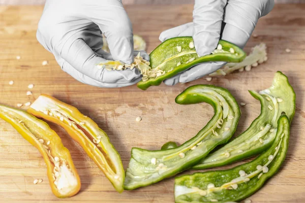 Cocinero Limpia Pimiento Verde Picante Manos Cerca — Foto de Stock