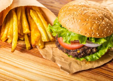 Fast food, taze hamburger ve patates kızartması