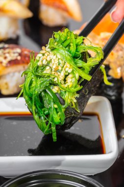 sopa suşi gunkan undaria ile soya sosu içinde tutmak.