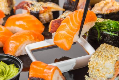 Japon mutfağı, soya soslu somon suşi