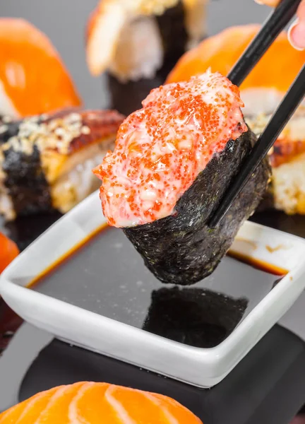 Paus Manter Sushi Gunkan Com Salmão Caviar Molho Soja — Fotografia de Stock
