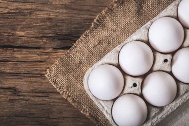 tavuk yumurtası ahşap arka plan üzerinde paket