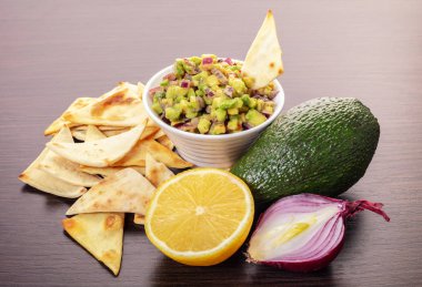 guacamole ahşap arka plan üzerinde mısır cipsi closeup ile