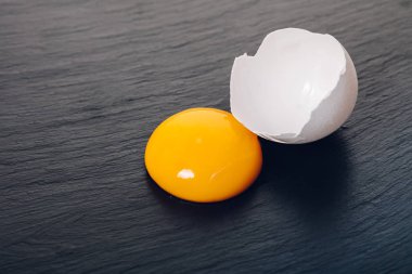 Tavuk yumurta sarısı portre siyah taş zemin üzerine