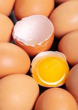 kırık ve bütün tavuk yumurtası, gıda arka plan