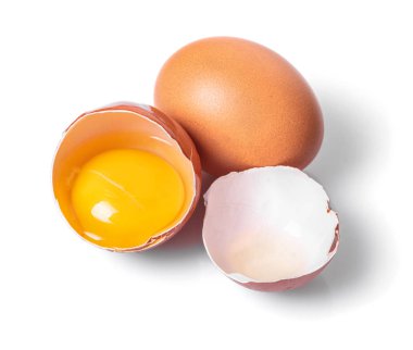 beyaz izole arka plan üzerinde kırık ve bütün tavuk yumurta