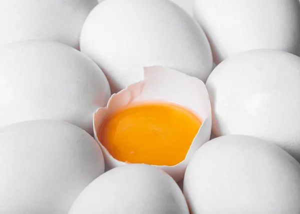 Gebroken Gehele Kippeneieren Voedsel Achtergrond — Stockfoto