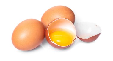 beyaz izole arka plan üzerinde kırık ve bütün tavuk yumurta