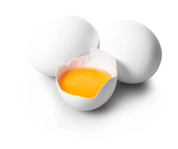 beyaz izole arka plan üzerinde kırık ve bütün tavuk yumurta