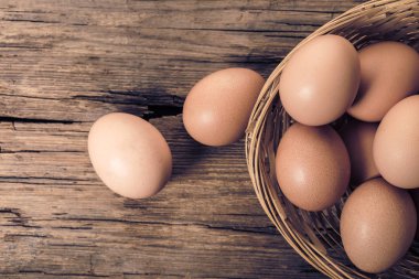 ahşap arka plan kahverengi tavuk yumurta yakın çekim