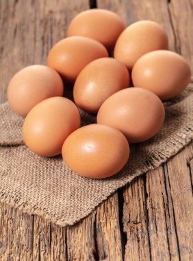 ahşap arka plan kahverengi tavuk yumurta yakın çekim