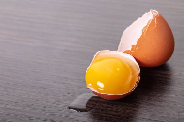 kırık kahverengi tavuk yumurta üzerinde ahşap arka plan