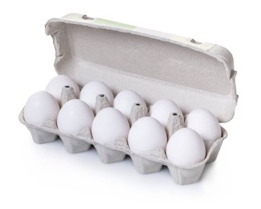 Beyaz izole edilmiş arka planda pakette tavuk yumurtası var.