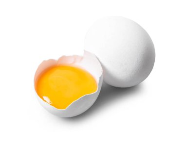 beyaz izole arka plan üzerinde kırık ve bütün tavuk yumurta