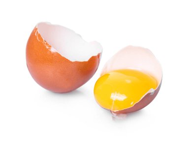 Kırık tavuk yumurtası beyaz izole arkaplanda