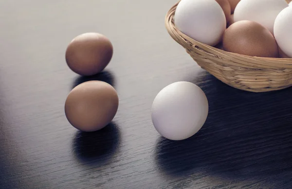 Kyckling Ägg Korg Skål Trä Bakgrund — Stockfoto