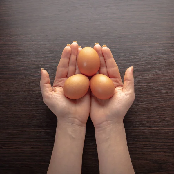 Hönsägg Kvinnliga Händer Trä Bakgrund — Stockfoto