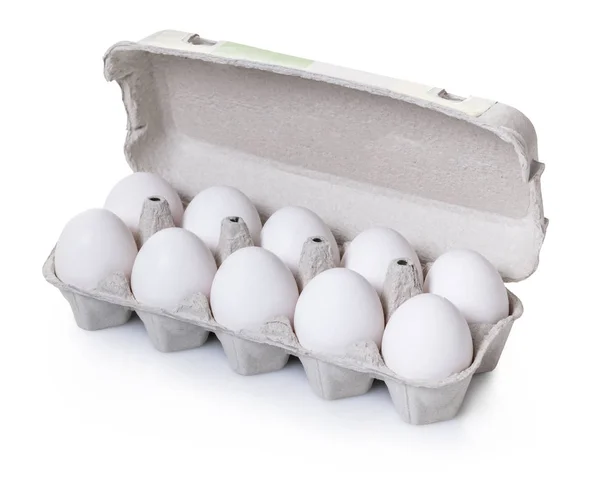 Beyaz izole edilmiş arka planda pakette tavuk yumurtası var.