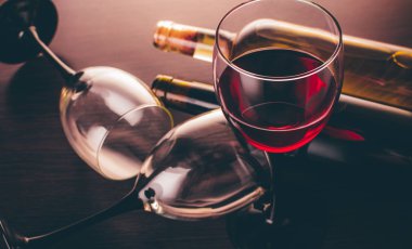 şarap, gözlük ve şişeler bir ahşap zemin üzerine