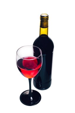 Beyaz arka planda kırmızı şarap şişesi ve bardağı yakın plan.