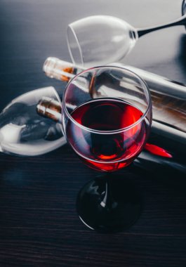 şarap, gözlük ve şişeler bir ahşap zemin üzerine