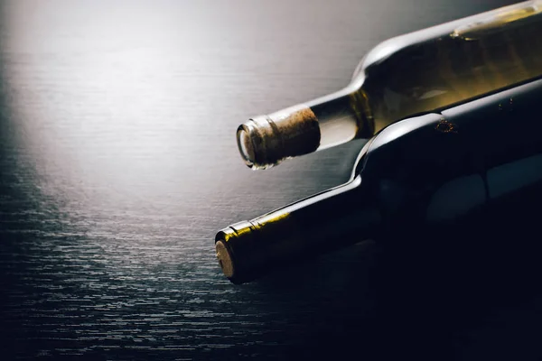 Vino Blanco Tinto Botellas Sobre Fondo Madera —  Fotos de Stock