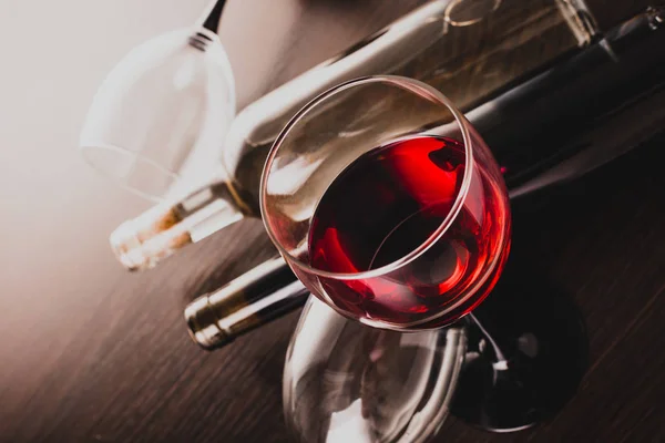 Weingläser Und Flaschen Auf Einem Hölzernen Hintergrund — Stockfoto